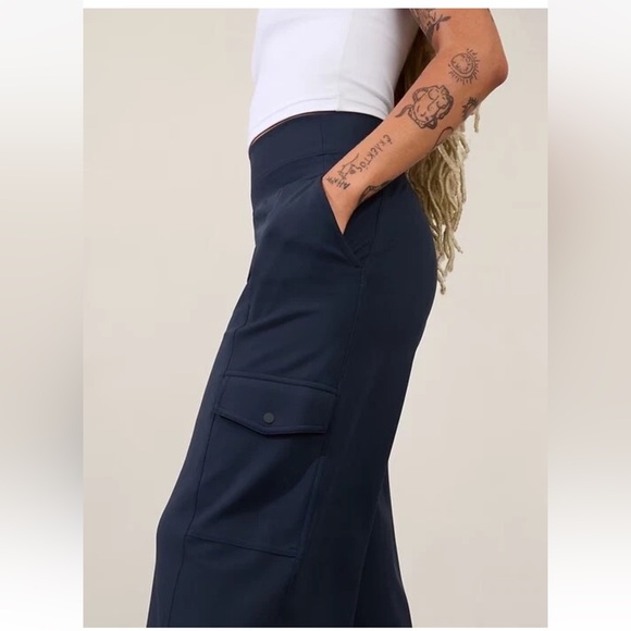 ATHLETA Venice Cargo Wide Leg Pant sz M Navy Blue High Rise 411453 Travel MINT - Picture 3 of 14